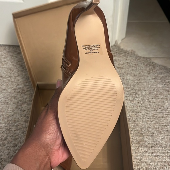 STEVE MADDEN PATENT CHOCOLATE HEEL BOOTS - Picture 4 of 5